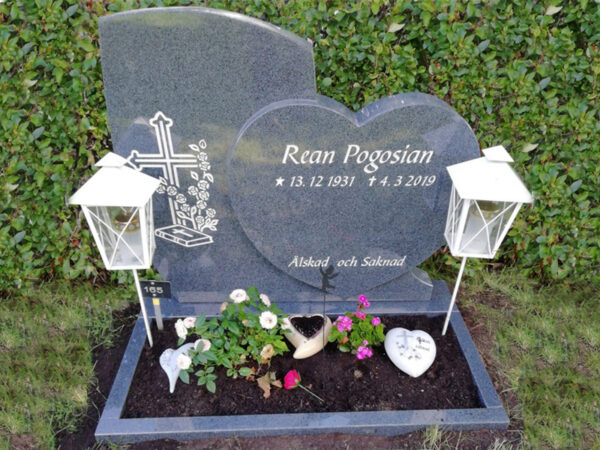 E044 in dark grey granite. Recessed, antique white engraving and a polished flower border.