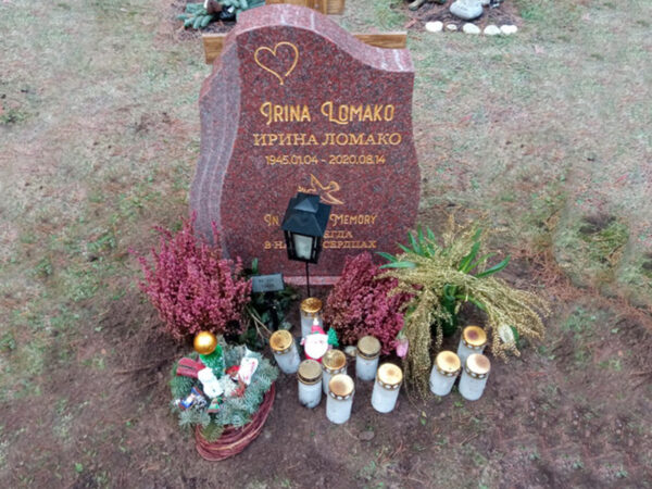 E078 in Indian red granite, custom-sized. Custom typeface, non-Latin characters, recessed gilded inscription.