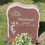 E015 i indisk röd granit med försänkt målad antikvit gravyr.