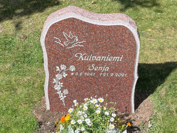 E015 i indisk röd granit med försänkt målad antikvit gravyr.