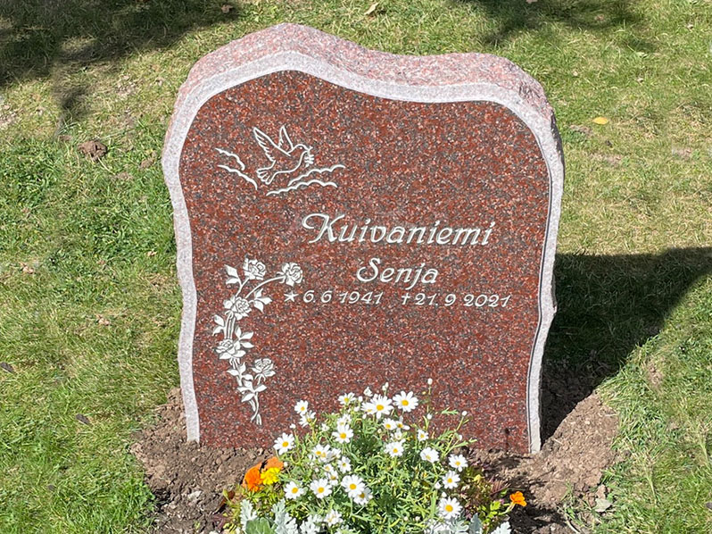 E015 i indisk röd granit med försänkt målad antikvit gravyr.