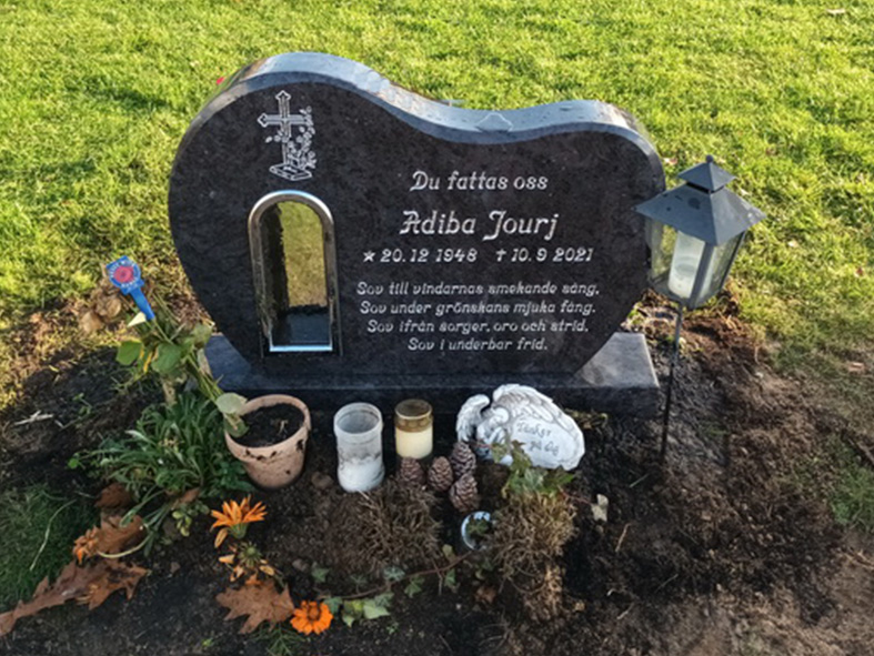 E061 in polished Indian blue-grey granite. Chrome-plated bronze lantern and recessed, silver-painted engraving.