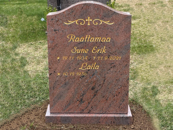 E009 in polished red-flamed granite. Both text and decoration are recessed and gilded.