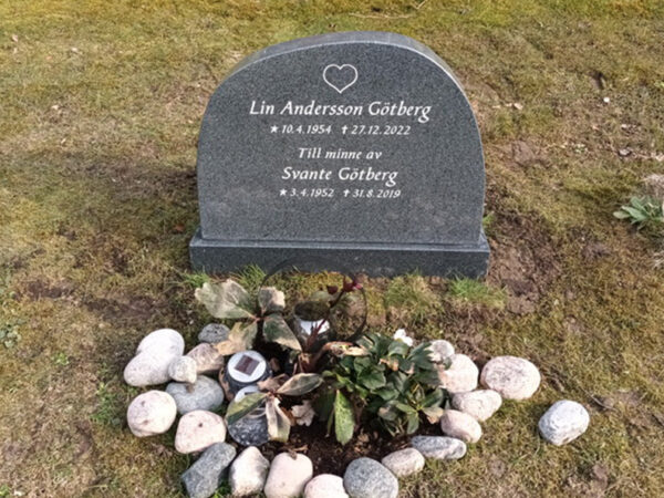 E059 i helpolerad mörkgrå granit. Försänkt antikvit gravyr.