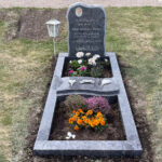 E015 på sockel i indisk blågrå granit. Försänkt antikvit text, porslinsfoto och gravramsset 2.