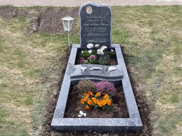 E015 på sockel i indisk blågrå granit. Försänkt antikvit text, porslinsfoto och gravramsset 2.