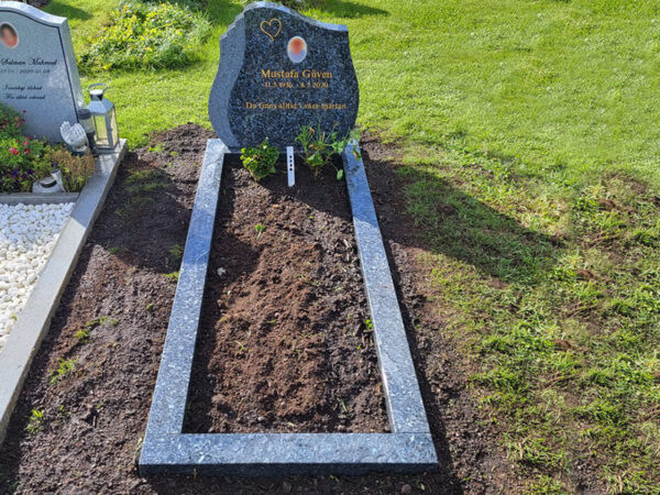 E078 in labrador granite. Polished grave frame, porcelain photograph, recessed gilded inscription.