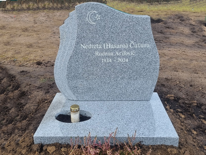 E078 in light grey granite. Polished planting base, recessed inscription painted antique white.
