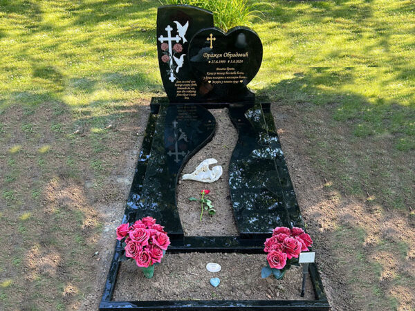 E044 in black granite, custom-sized. Specially designed grave frame with lid, intarsia, photo engraving, as well as a custom font and non-Latin characters.