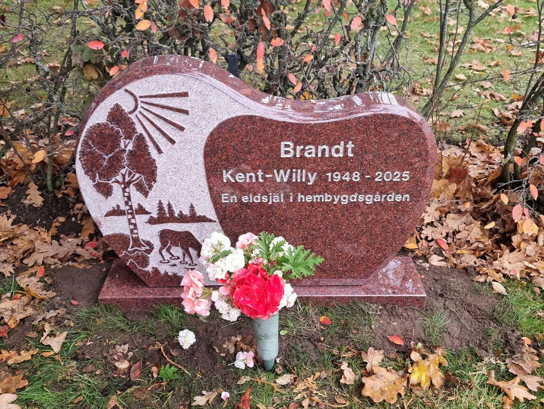 E061 in polished Indian red granite. Raised decorative elements and recessed, silver-painted text.