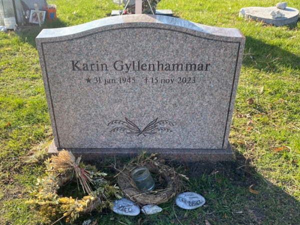 EN106 in flamed red Bohus granite with polished side surfaces. The engraving is deep sandblasted with stone gloss.