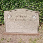 EN106 in flamed red Bohus granite with polished sides. Deep-sandblasted engraving and decorations with matte-polished details.