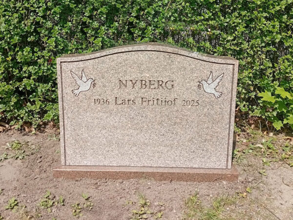 EN106 in flamed red Bohus granite with polished sides. Deep-sandblasted engraving and decorations with matte-polished details.