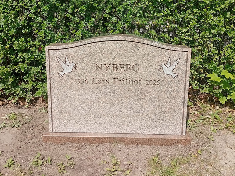 EN106 in flamed red Bohus granite with polished sides. Deep-sandblasted engraving and decorations with matte-polished details.