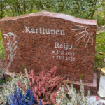 EN016 in polished red Vånga granite. Recessed, silver-painted engraving.