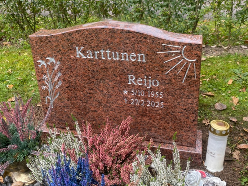 EN016 in polished red Vånga granite. Recessed, silver-painted engraving.