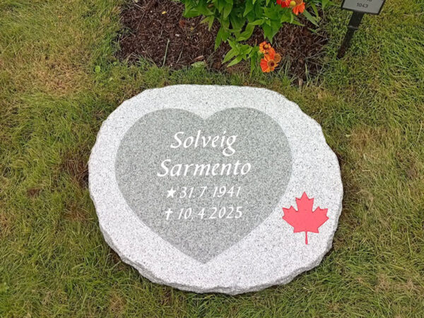 EN114 in fine-polished and fine-chiseled grey Kuru granite. Recessed antique-white text and recessed decoration in a custom color outside standard range.