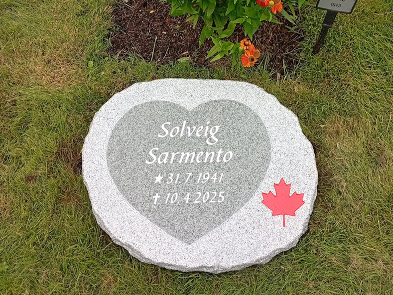 EN114 in fine-polished and fine-chiseled grey Kuru granite. Recessed antique-white text and recessed decoration in a custom color outside standard range.