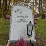 EN107 in fine-chiseled grey Kuru granite with rough-hewn edge and side surfaces. Deep-sandblasted engraving with stone gloss.