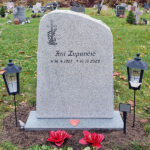 EN107 in fine-chiseled grey Kuru granite with rough-hewn sides. Extra-deep base, deep-sandblasted engraving with stone gloss.