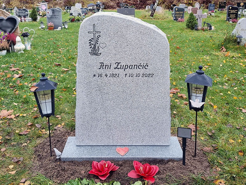 EN107 in fine-chiseled grey Kuru granite with rough-hewn sides. Extra-deep base, deep-sandblasted engraving with stone gloss.