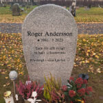 EN117 i flammad grå Kurugranit. Försänkt svartmålad gravyr.