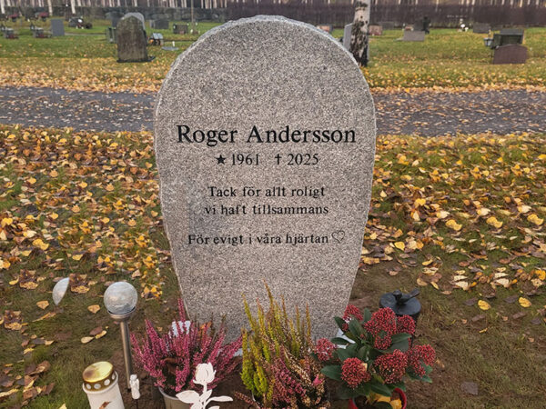 EN117 i flammad grå Kurugranit. Försänkt svartmålad gravyr.