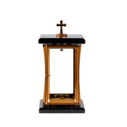 Lykta i aluminium och granit, rektangulär bronsfärgad, kristet kors på toppen.