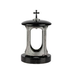 Lykta i granit och aluminium, rund silverfärgad, kristet kors på toppen.